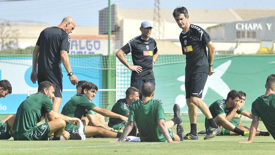 Pacheta dialogando con sus jugadores durante un entrenamiento