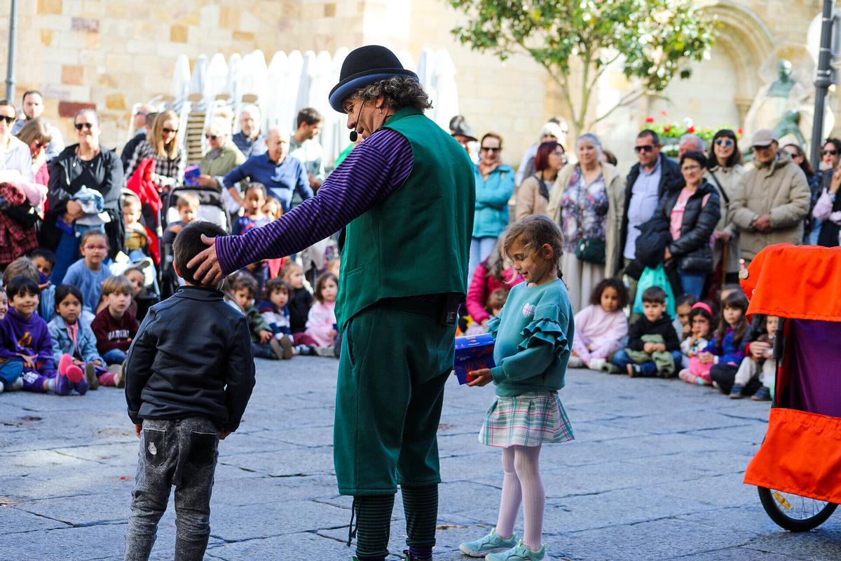 Zamora. Festival de títeres. Pumuki Circo Chisme. Plaza Mayor Zamora. Festival de títeres. Pumuki Circo Chisme. Plaza Mayor