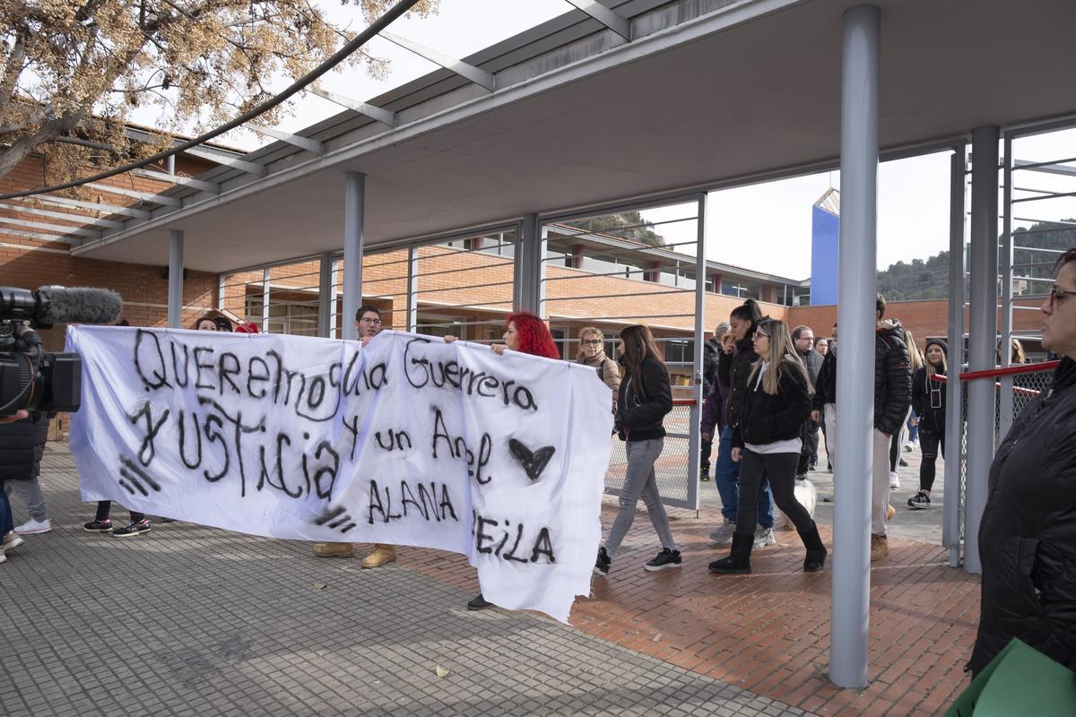Manifestación en el instituto Llobregat de Sallent por el suicidio de la menor