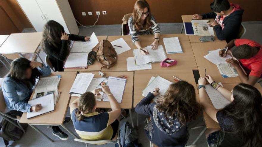 Puig anuncia mil profesores más contra el fracaso escolar