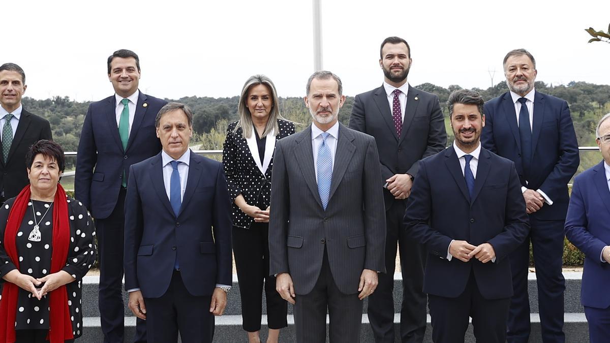 Foto de familia de los alcaldes que forman el Grupo de Ciudades Patrimonio, incluido el de Córdoba, con el Rey Felipe VI.