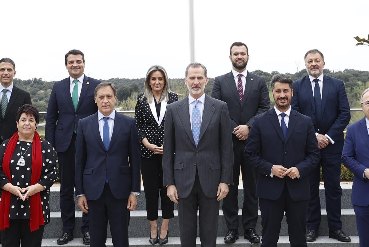 Foto de familia de los alcaldes que forman el Grupo de Ciudades Patrimonio, incluido el de Córdoba, con el Rey Felipe VI.
