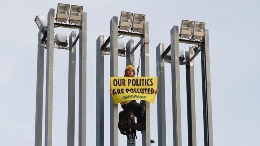 Greenpeace descuelga pancartas gigantes en plena Cumbre del Clima