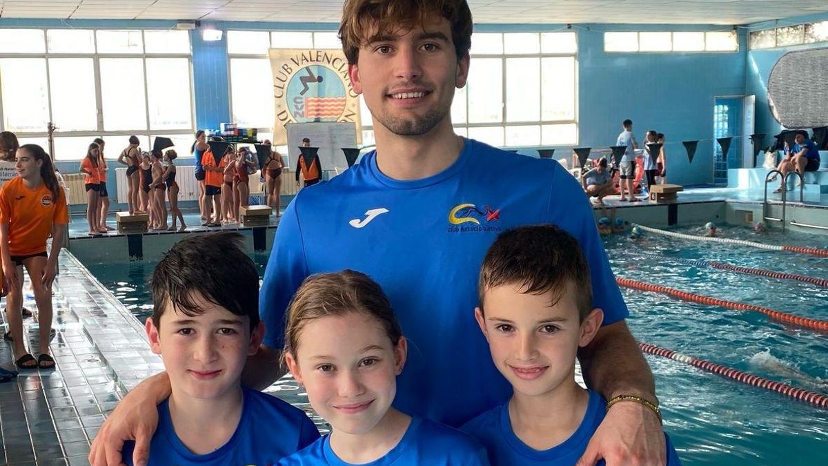 Equipo del Club Natació Xàtiva desplazado a València