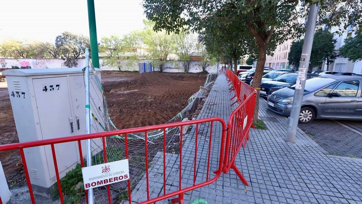 Zona acotada por los bomberos ante el peligro de derrumbe en la acera que linda con los terrenos donde se levantará la nueva comisaría de la Policía Nacional en Córdoba.