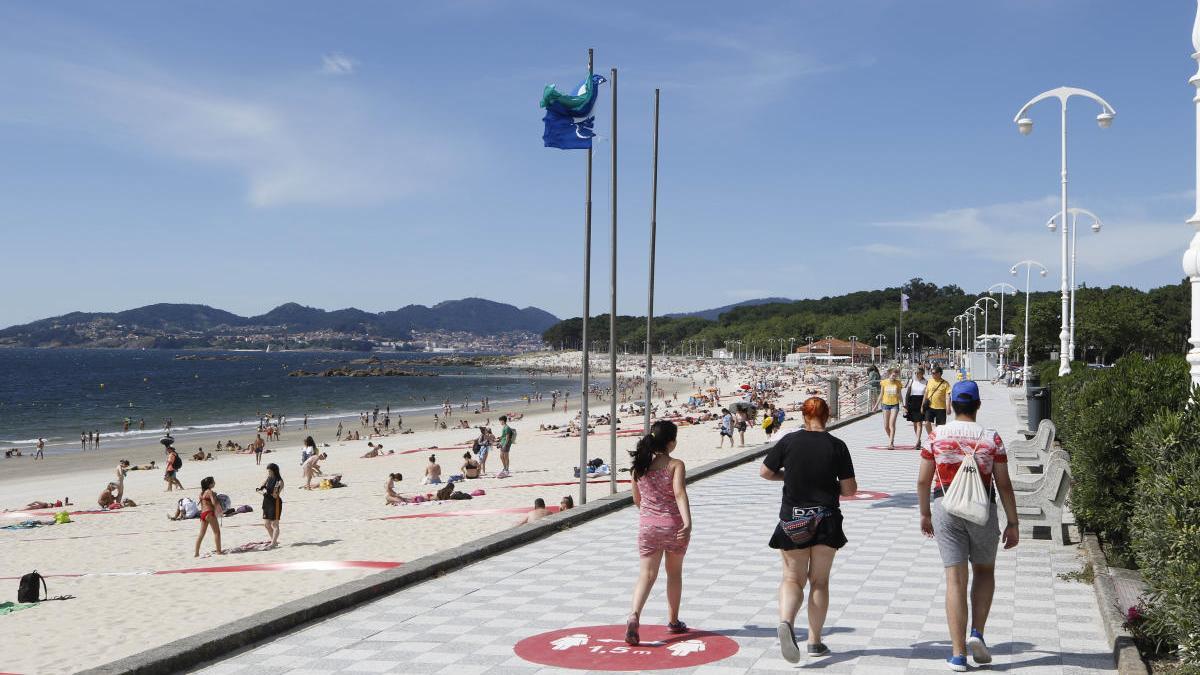 Vista del paseo y del arena de Samil. // Alba Villar