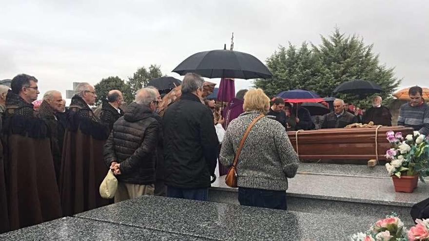 Inhumación de Domingo Fernández, rodeado de familiares y alistanos con sus capas pardas.