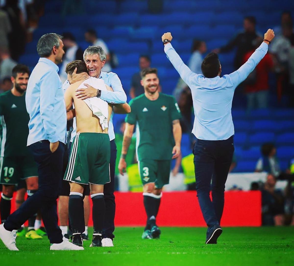 Sarabia, de espaldas, celebra el triunfo del Betis en el Bernabéu en 2017