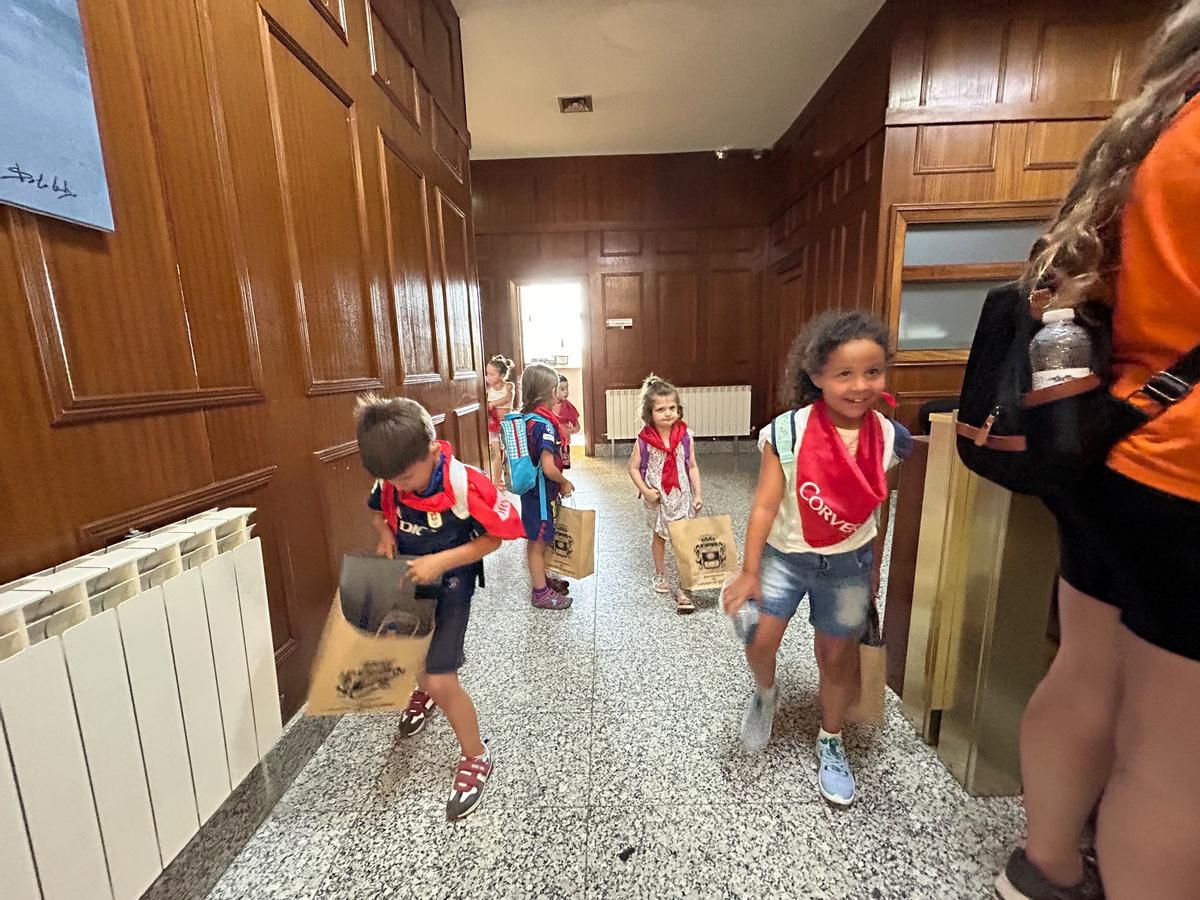 EN IMÁGENES: Los jóvenes participantes de la Escuela de Vacaciones de Corvera visitan el Ayuntamiento