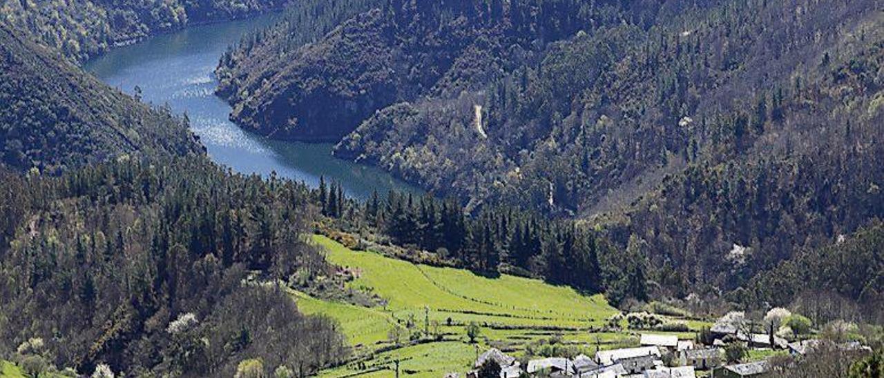 Illano, con el embalse de Doiras, hasta ahora propiedad de Viesgo, al fondo.