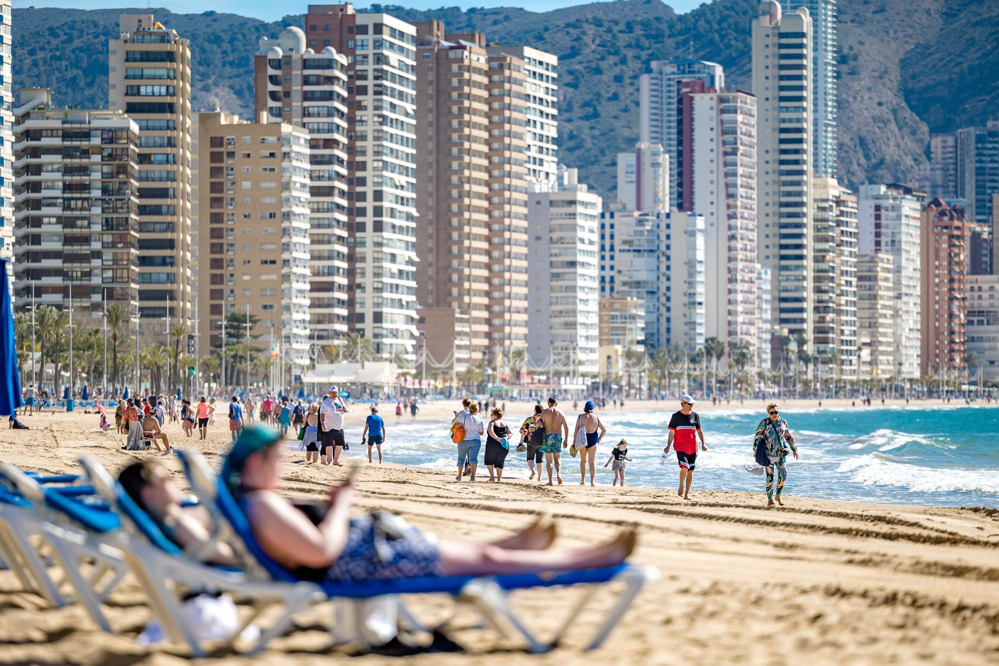 El calor deja imágenes veraniegas este 8 de marzo en Benidorm