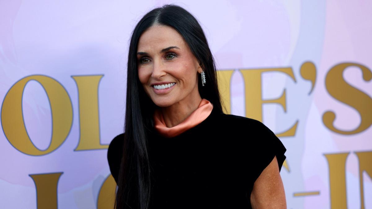 Demi Moore encuentra en esta blazer negra la prenda que más estiliza a partir de los 60 años