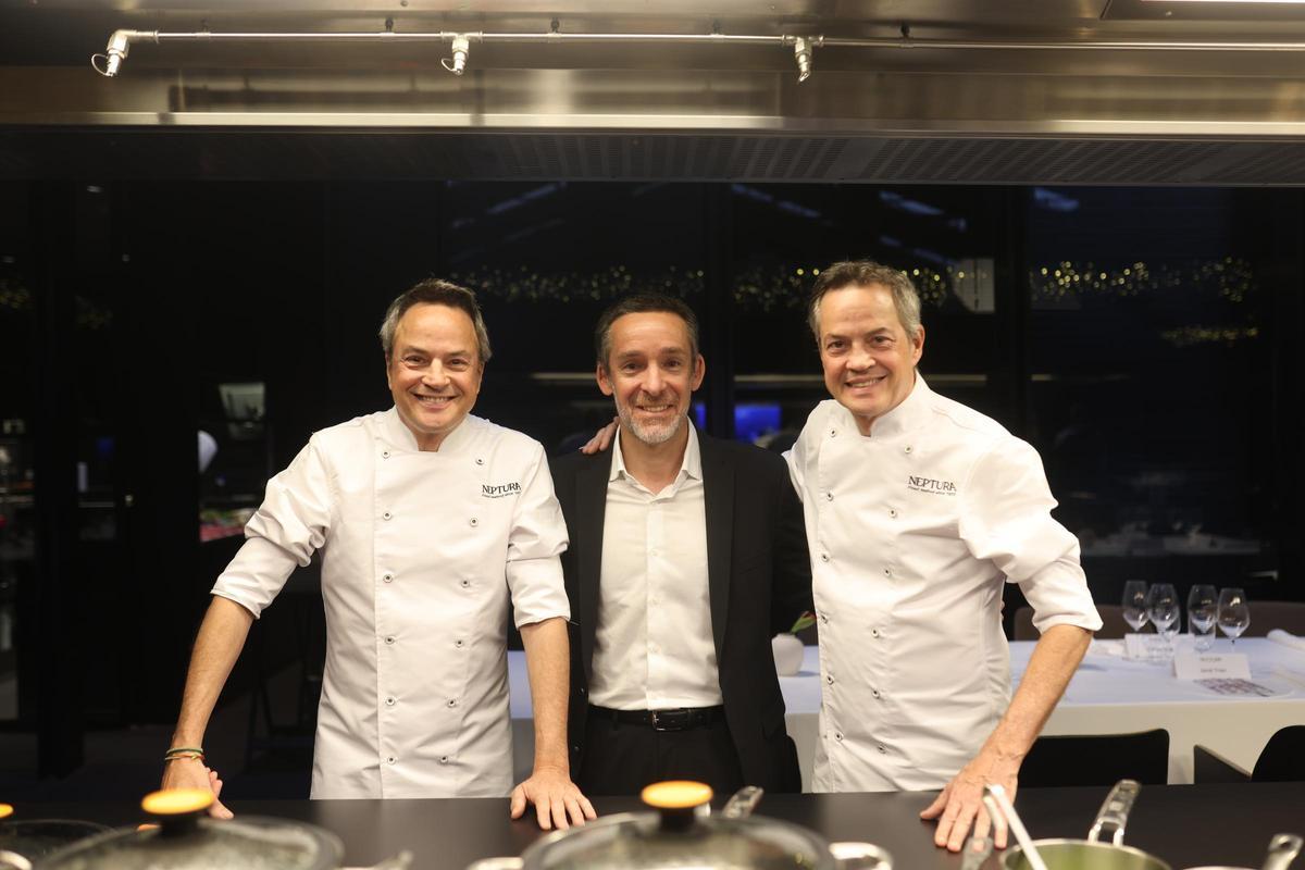 El presidente de Stolt Sea Farm, Jordi Trias, entre los cocineros Sergio y Javier Torres, en la presentación de la marca Neptura.