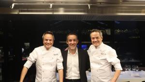 El presidente de Stolt Sea Farm, Jordi Trias, entre los cocineros Sergio y Javier Torres, en la presentación de la marca Neptura.