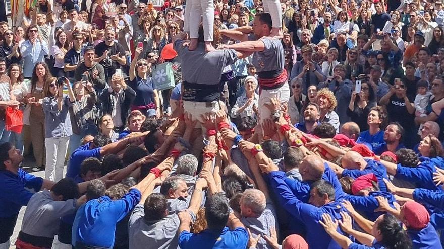 La pinya i baixos al 3d6 aixecat per sota durant la diada de Sant Jordi, a la plaça de Crist Rei de Manresa