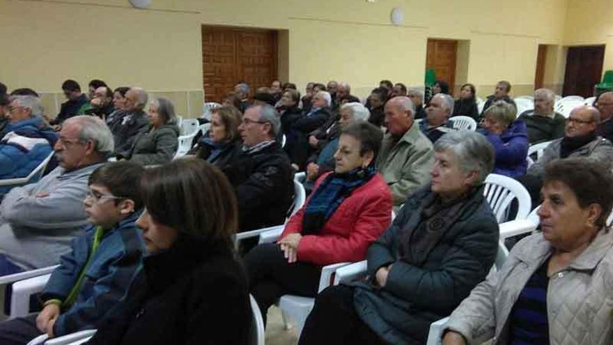 Vecinos de la comarca durante la reunión sobre sanidad celebrada ayer por la tarde en Morales del Vino.