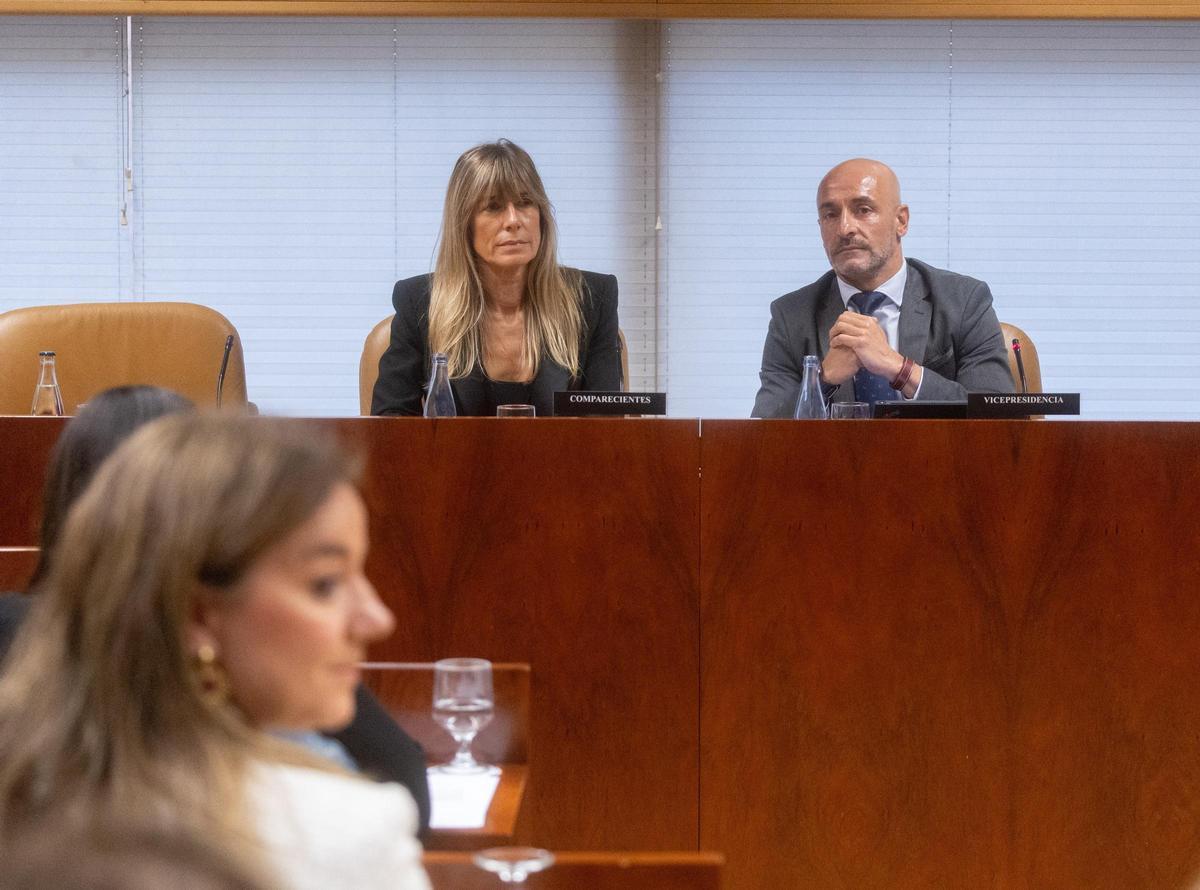 La mujer del presidente del Gobierno, Begoña Gómez y el diputado del PSOE Jesús Celada, durante la Comisión de Investigación sobre programas de cátedras y postgrados de la Universidad Complutense de Madrid y empresas financiadoras, en la Asamble