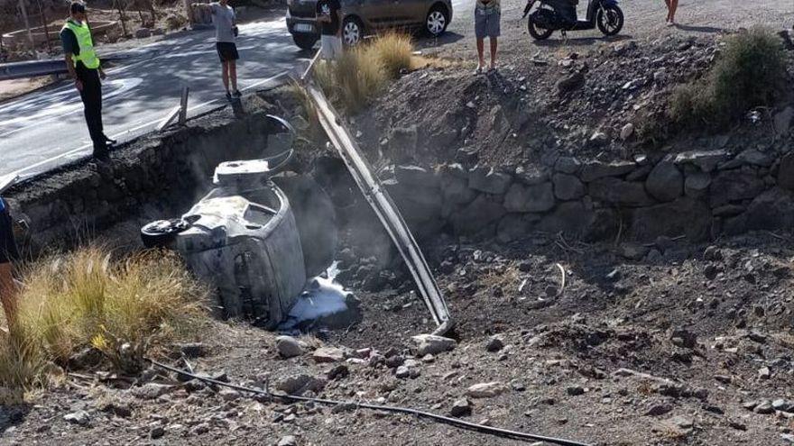 Grave al volcar un coche y prenderse fuego en La Aldea