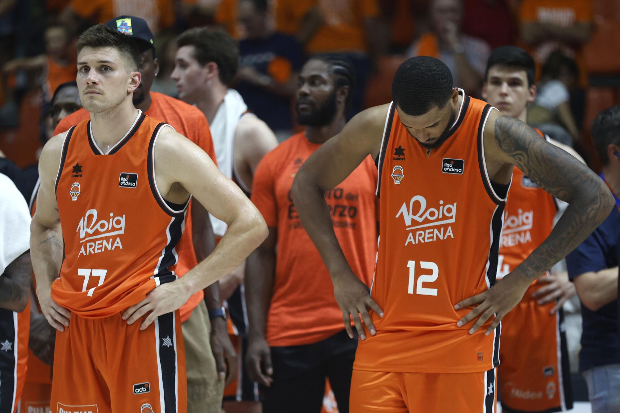 VALENCIA, 25/06/2025. Los jugadores de Valencia Basket tras caer frente al Real Madrid en el tercer encuentro de la final de la Liga Endesa que Valencia Basket y Real Madrid han disputado hoy miércoles en el pabellón de la Fuente San Luis. EFE/Miguel Ángel Polo