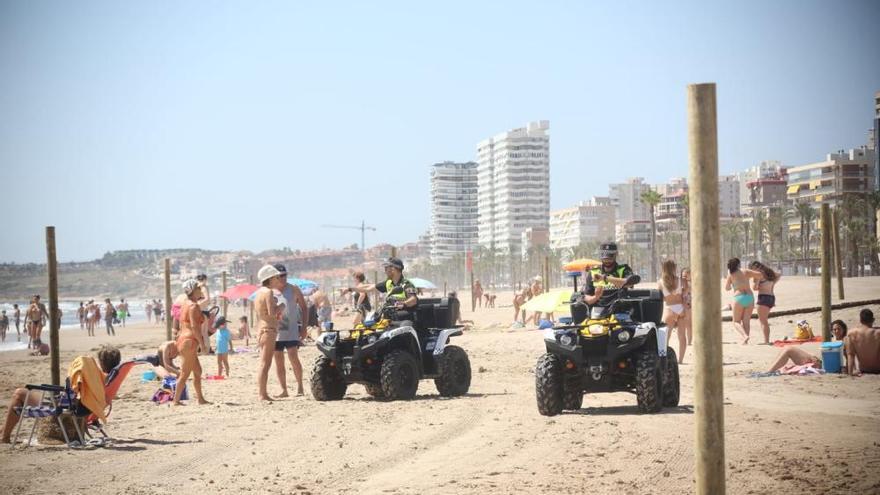 Vuelve el baño a las playas de Alicante 79 días después