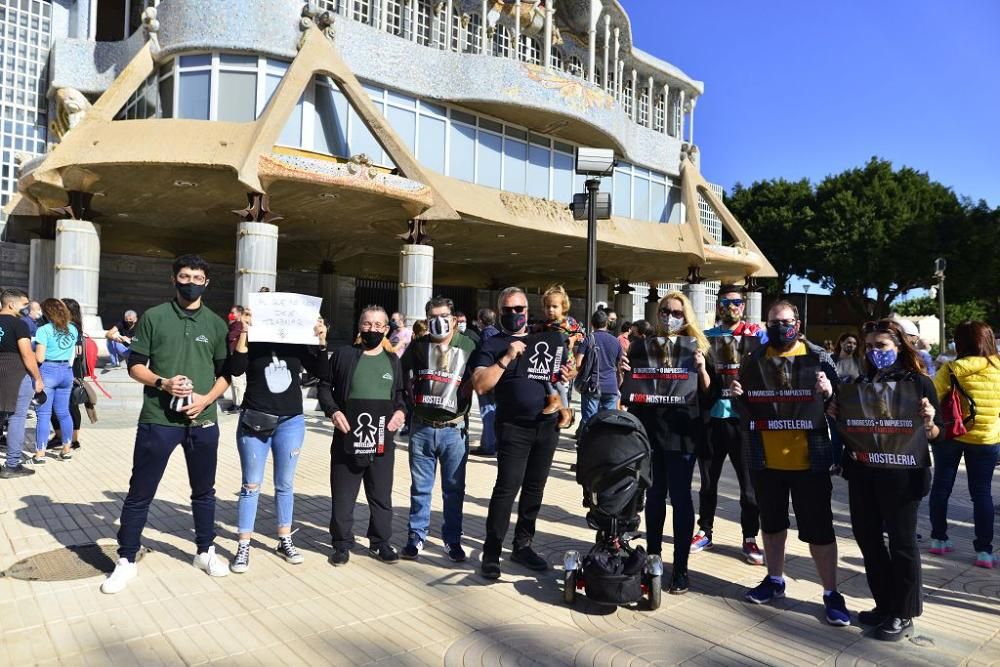 Los hosteleros protestan en las calles de Cartagena sin el apoyo de su patronal