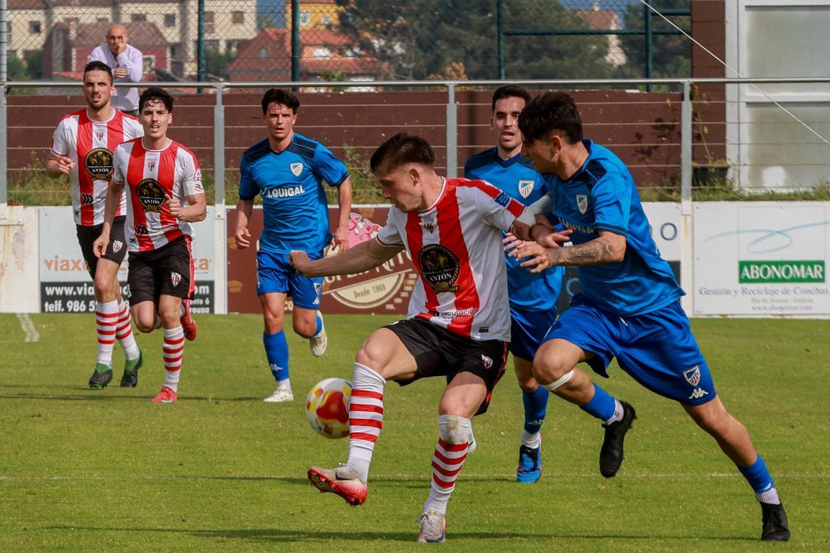 Sobrido trata de controlar un balón ante la presión de un juegador del Atlético Arteixo.