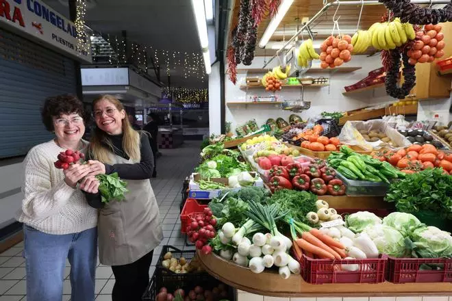 Galería: la frutera Marga Riera se jubila tras cuatro décadas en su puesto de frutas y verduras