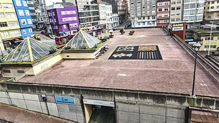 Vista de la parte superior de la plaza de Monte Alto, con una entrada lateral al mercado en primer término.