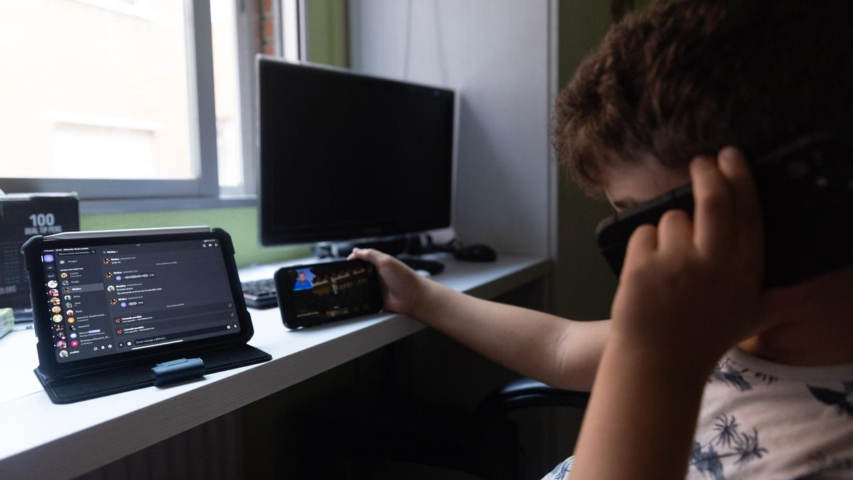 Niño usando el móvil y la tablet