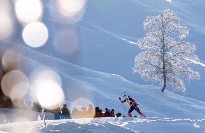 Johannes Thingnes Boe compitiendo en la Copa del Mundo de Biathlon en Hochfilzen, Austria