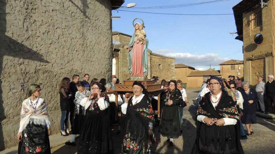 La Virgen del Rosario procesionando por las calles de Uña.