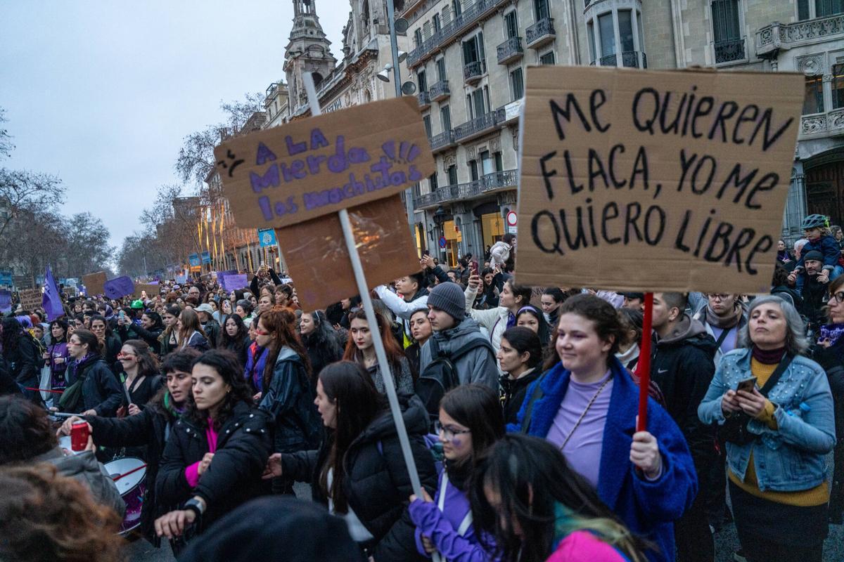 Protesta multitudinaria: miles de personas se movilizan en el 8M de Barcelona en una manifestación marcada por los cuidados de las mujeres