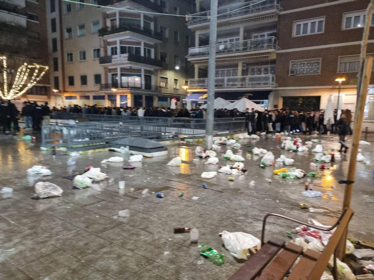 Basura esparcida por la plaza de los Alféreces por los participantes en el botellón.