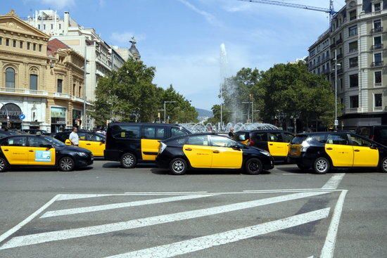 Els taxistes mantenen la vaga indefinida i la Gran Via tallada