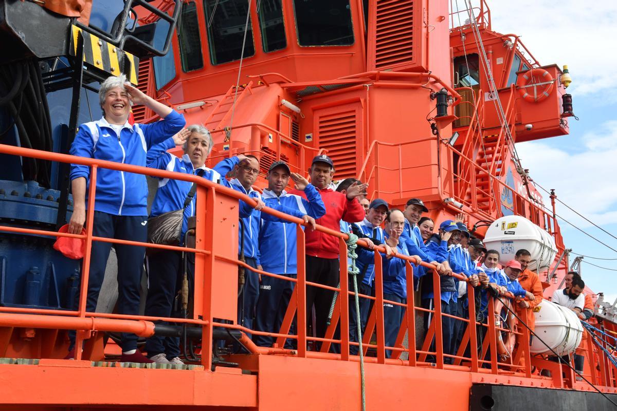 Saludo de usuarios de Aspadisol desde el buque de Salvamento Marítimo