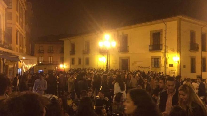 Jovenes durante el &quot;botellón&quot; celebrado la noche del pasado viernes en la plaza del Sol.