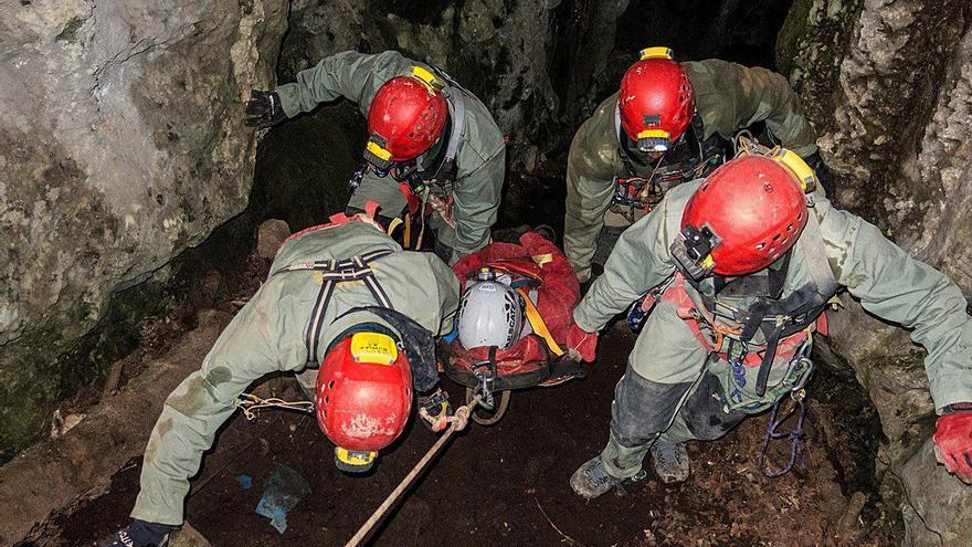 Rescatan a tres espeleólogos valencianos perdidos en una cueva de Cantabria