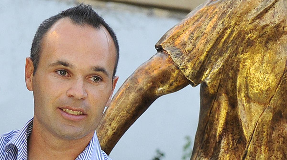 El centrecampista blaugrana anima el tècnic des de Fuentealbilla, on ha rebut un homenatge.