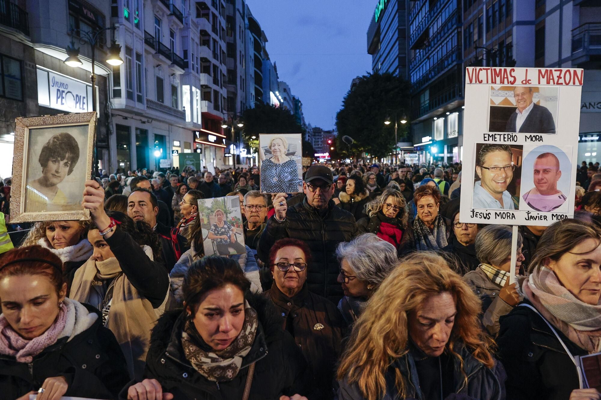 GRAFCVA5896. VALÈNCIA, 01/03/2025.- Las asociaciones de víctimas de la dana del 29 de octubre han encabezado la quinta manifestación convocada por entidades cívicas, sociales y sindicales bajo el lema 'Mazón dimisión', para exigir la salida del president de la Generalitat tras su "criminal gestión" de la tragedia. EFE/Manuel Bruque
