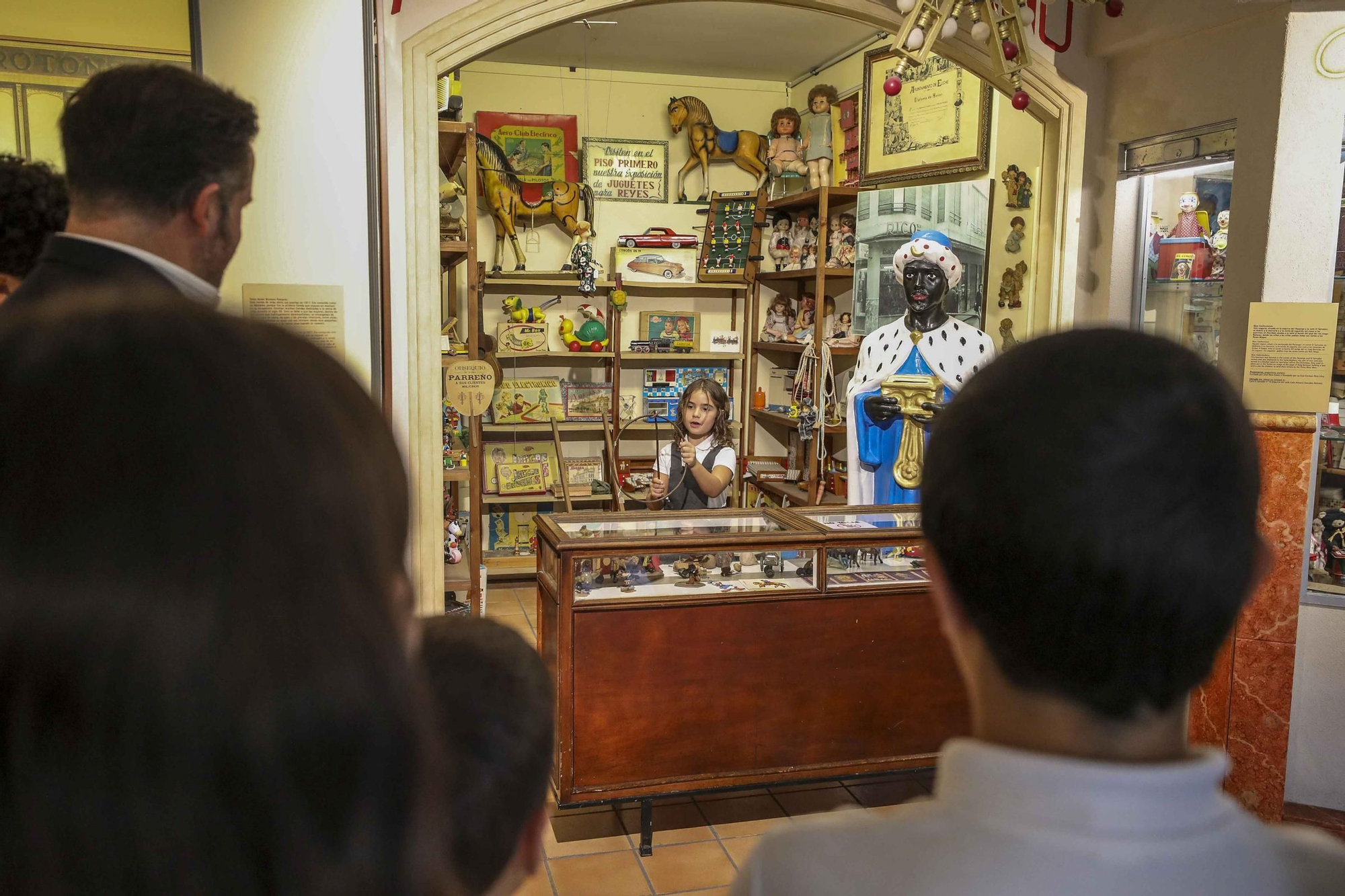 Niños con alma de guia turistica en el museo de pusol Elche