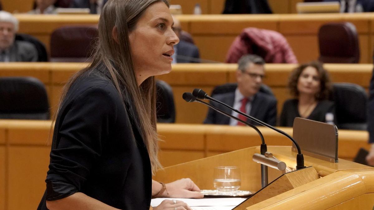 Míriam Nogueras y, al fondo, Félix Bolaños y María Jesús Montero