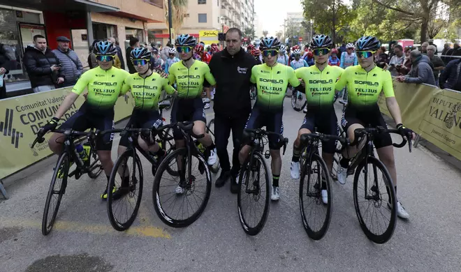 Salida de la primera etapa de la Setmana Ciclista femenina