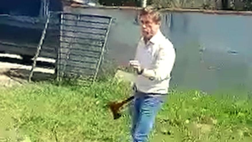 L’alcalde de Caldes de Malavella amenaça amb destral uns ocupes