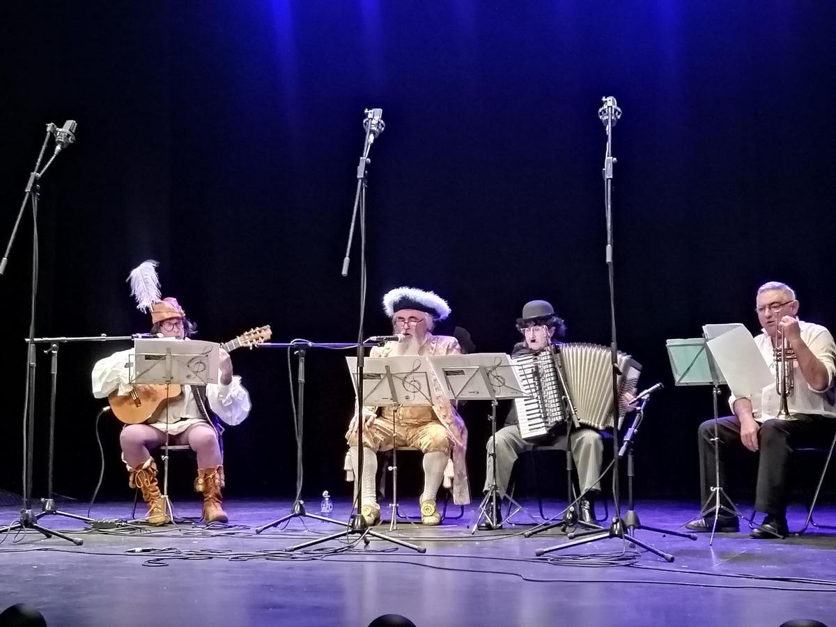 Vichy, segundo por la izquierda, con sus músicos interpreta sus coplas.