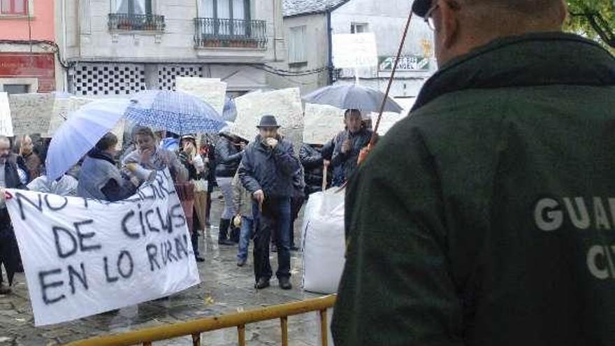 Manifestantes frente a la carpa en la que se celebró la feria. / f. martínez