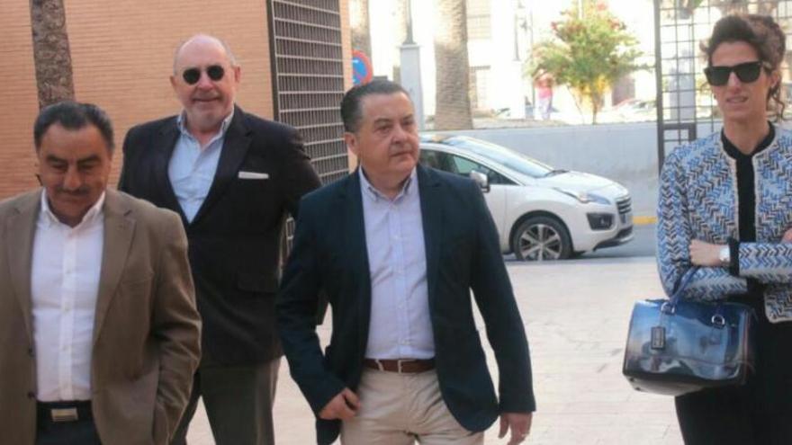 El exalcalde, llegando esta mañana a los juzgados de Orihuela