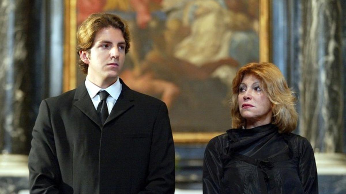 Borja Thyssen, junto a su madre, Carmen Cervera, en el funeral del barón Thyssen en el 2002.