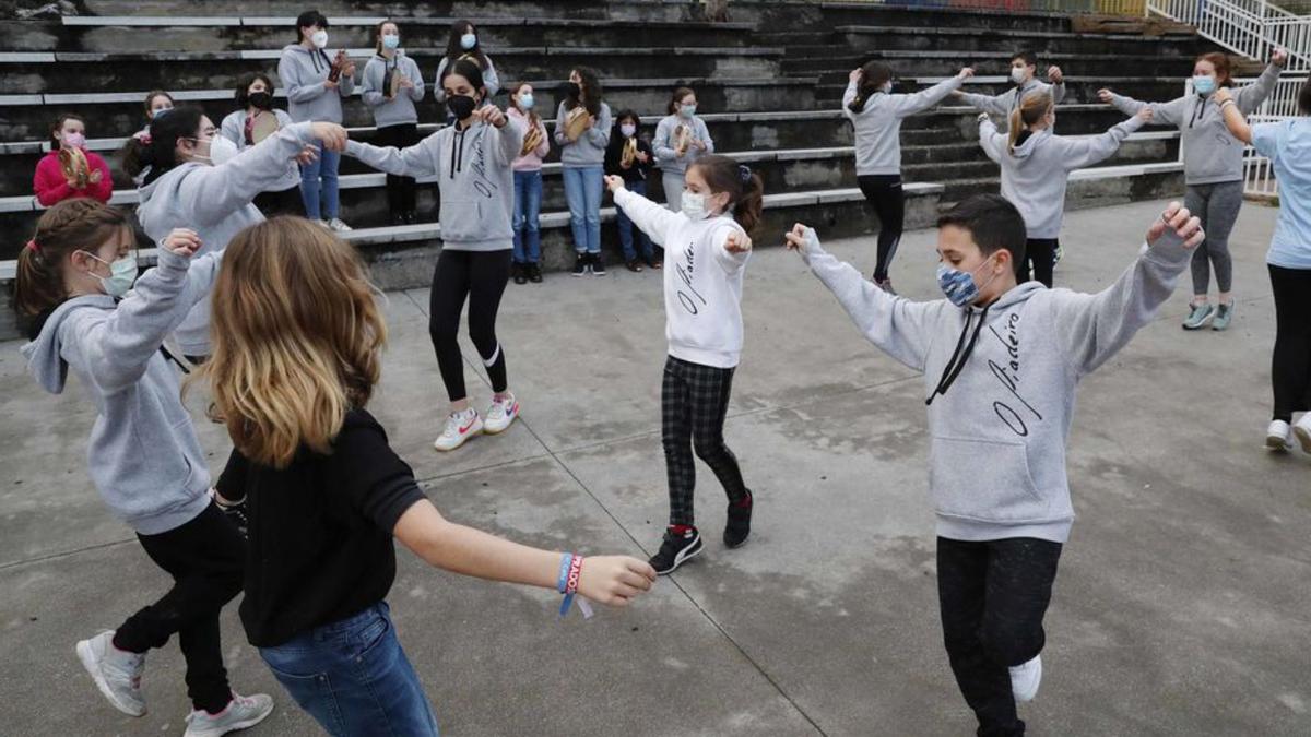 Alumnos de O Fiadeiro a bailar.