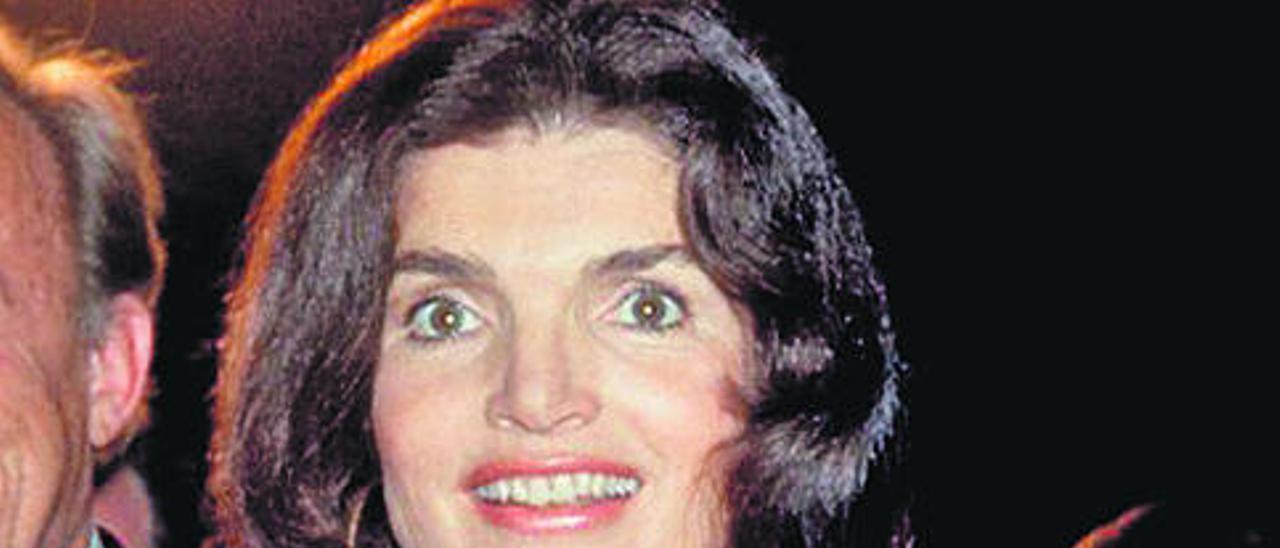 Jacqueline Kennedy, en 1980. Arriba, el día de su boda con John F. Kennedy.