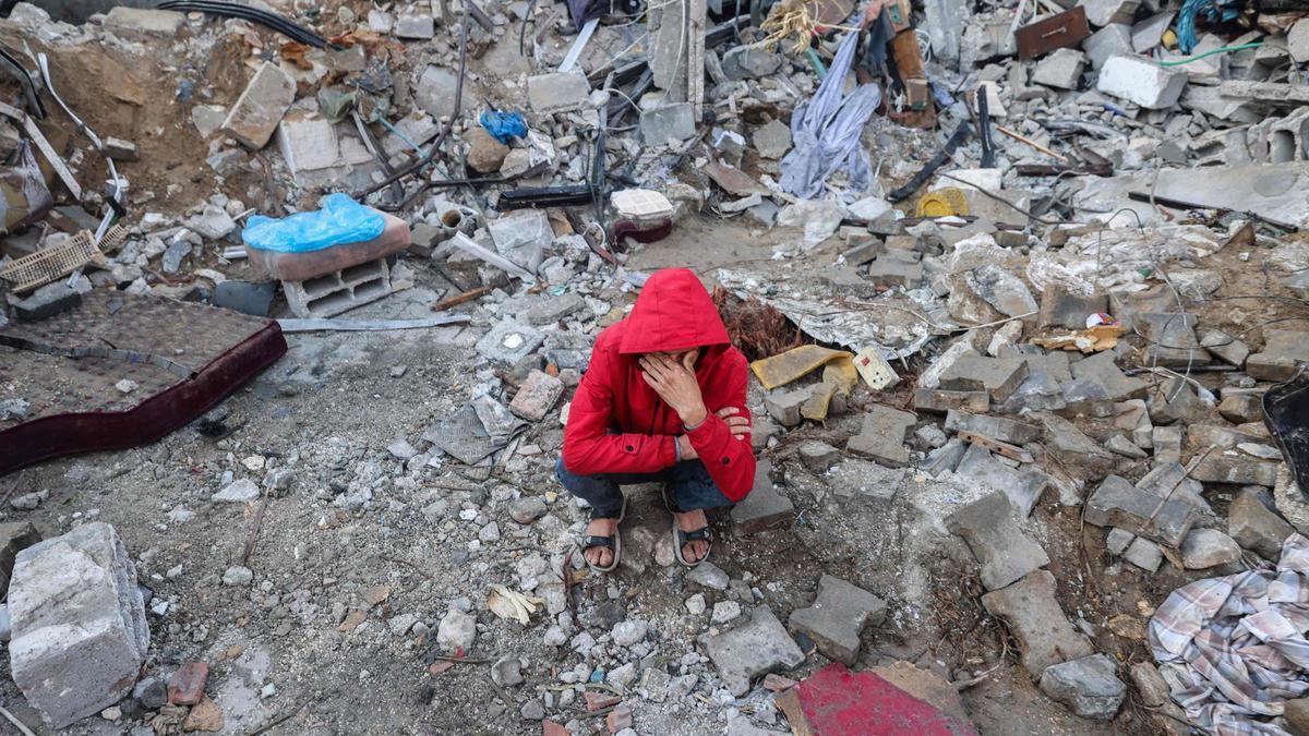 Un joven palestino llora entre los escombros de un edificio destruido tras bombardeos israelís en Rafah, en la Franja de Gaza